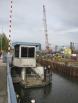 905693 Gezicht op het brugwachtershuisje van de Vondelbrug over de Kruisvaart te Utrecht, met rechts de werkzaamheden ...